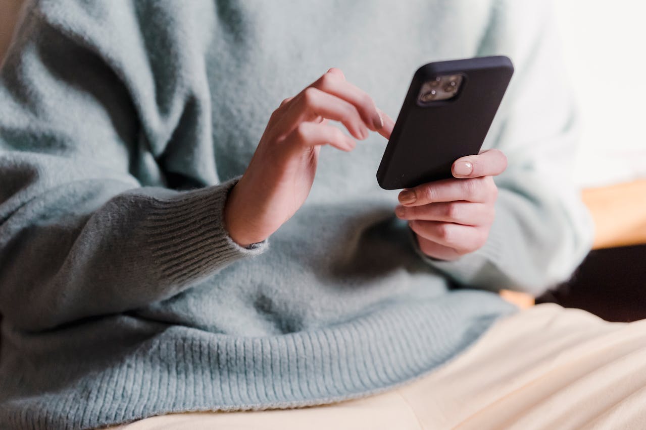 aster-cloud-sms-pexels-tim-samuel-6697306